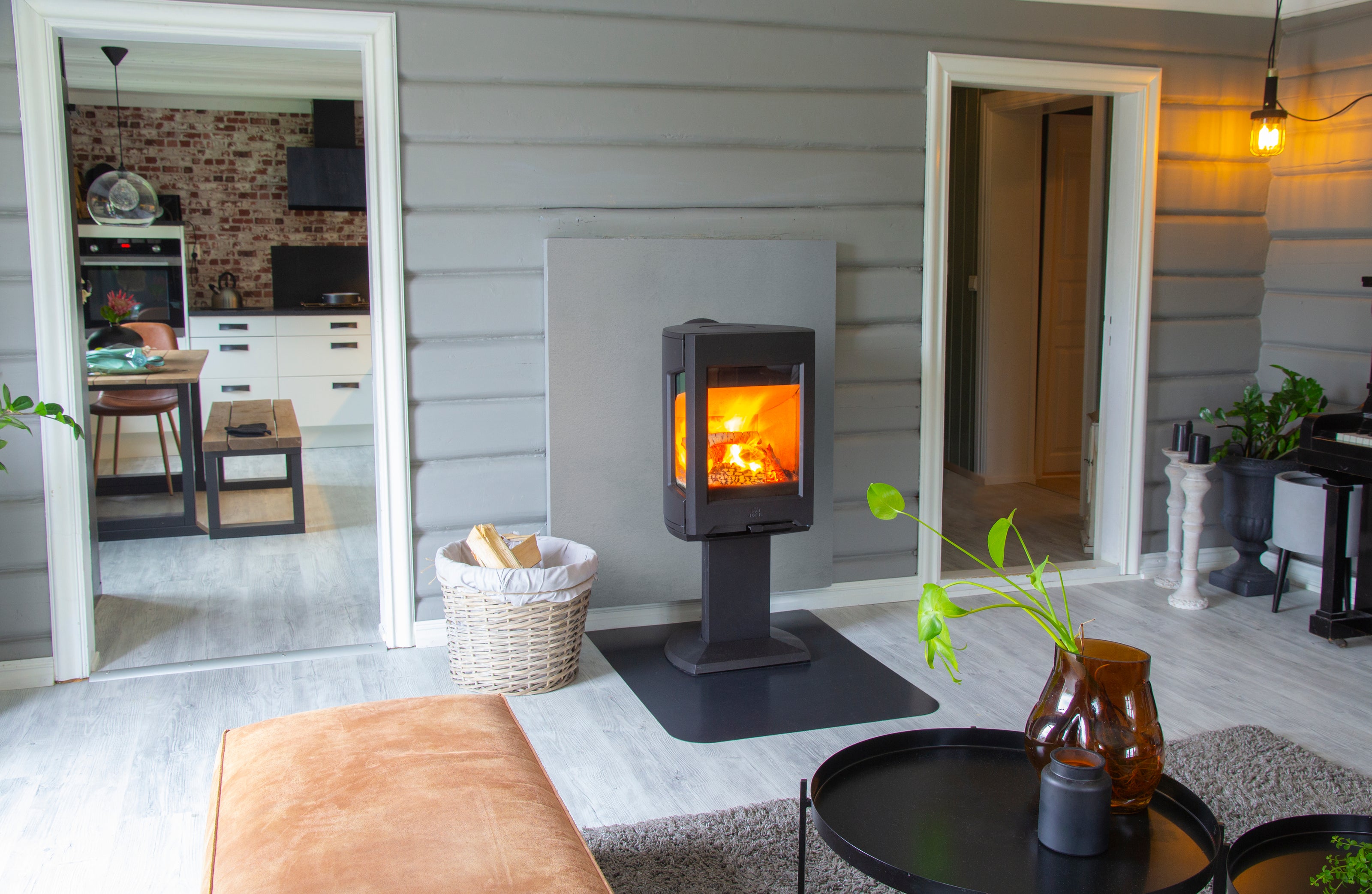 Ketinė krosnelė JØTUL F 167 BP, juodos spalvos, tiesiu stiklu