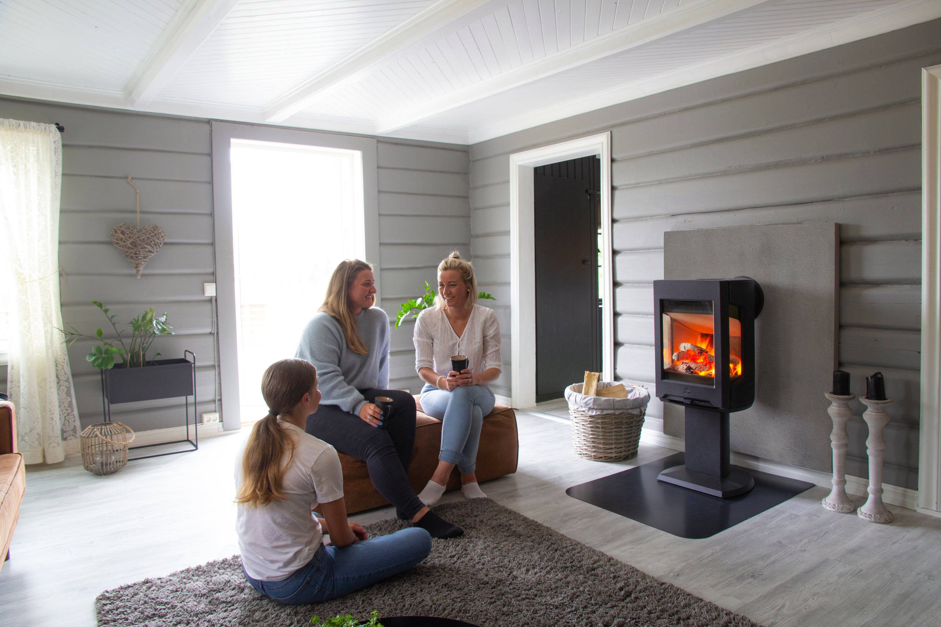 Ketinė krosnelė JØTUL F 167 BP, juodos spalvos, tiesiu stiklu