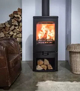 Plieninė krosnelė Charnwood ARC 7, su malkų dėtuve, juodos spalvos